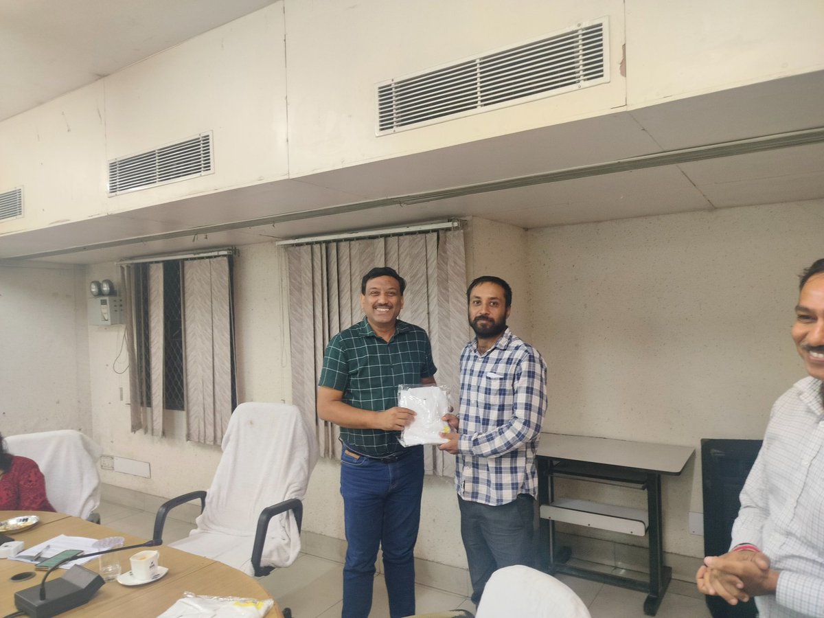 BSNLKOTA143761's tweet image. Bsnl kota meeting held with franchisees #BharatUdhyami . Achievers were recognised and awarded.
#KnowYourPartner
#BSNL