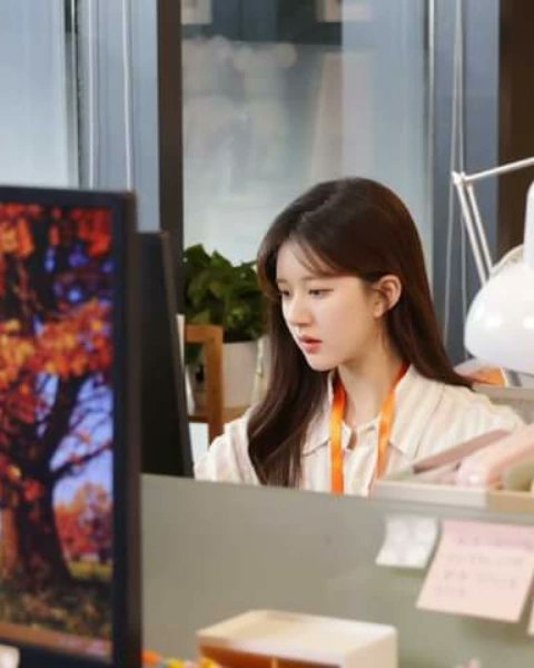 Mali83185133's tweet photo. Zhao Lusi's Studio Update 

Sang Zhi’s first internship experience. Office version Sang Zhi has arrived📁 #zhaolusi https://t.co/yG8jBcFF0R