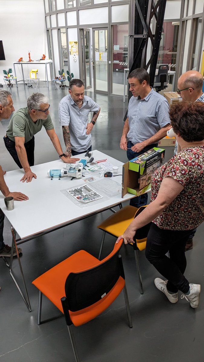 LaureRougerie's tweet photo. Lancement du projet "mission objectif lune". 9 classes et 5 établissements vont travailler avec la malle #yeswecode et le #hall32 @auvergnerhalpes @Fond_CGenial @Parc_Vulcania @astusciences @GrevoulStephane https://t.co/2I3xXYP9sW
