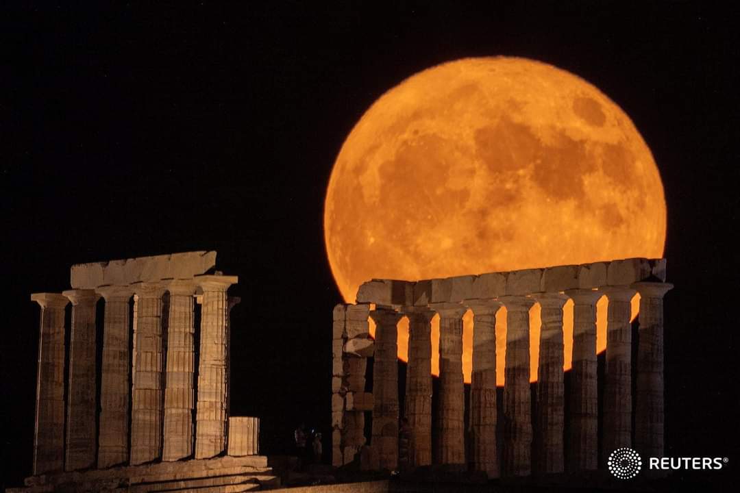 FOTOS: La superluna se eleva detrás del Templo de Poseidón en Cabo Sounion, cerca de Atenas, el lunes por la noche.