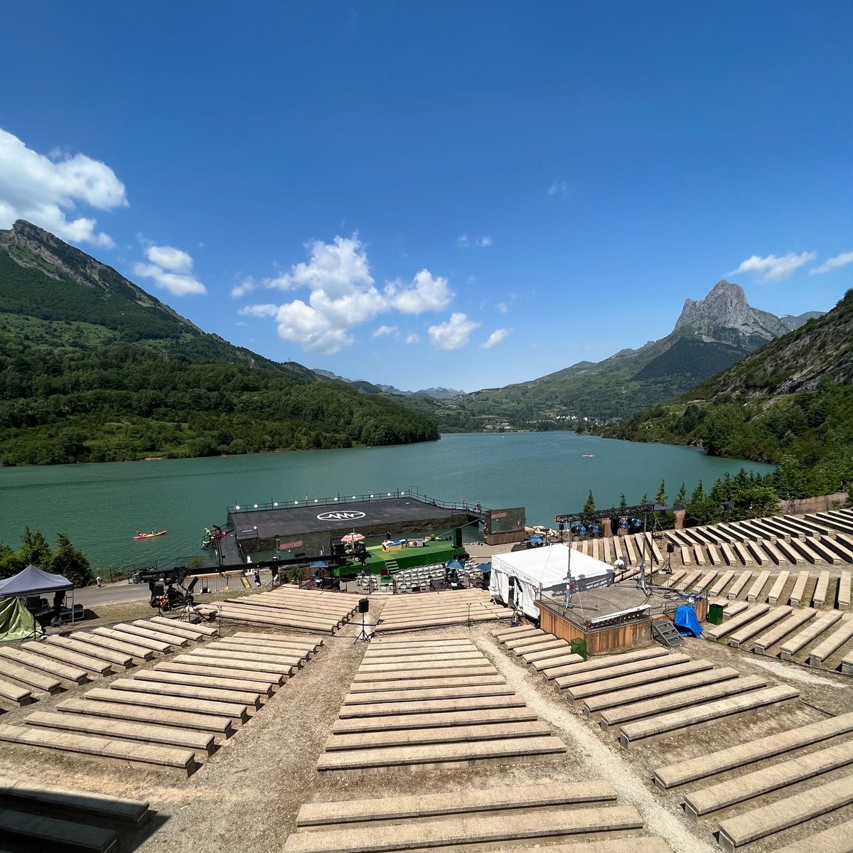 LaResistencia's tweet photo. Los dos últimos programas de la temporada los hemos grabado aquí. A puro 𝐕𝐚𝐥𝐥𝐞 𝐝𝐞 𝐓𝐞𝐧𝐚. 

¿Dónde está el programa cutre ahora, eh? Vale, sí. Aquí está. Pero mirad qué belleza. Dos programones se vienen. https://t.co/wlAB2GVGCS