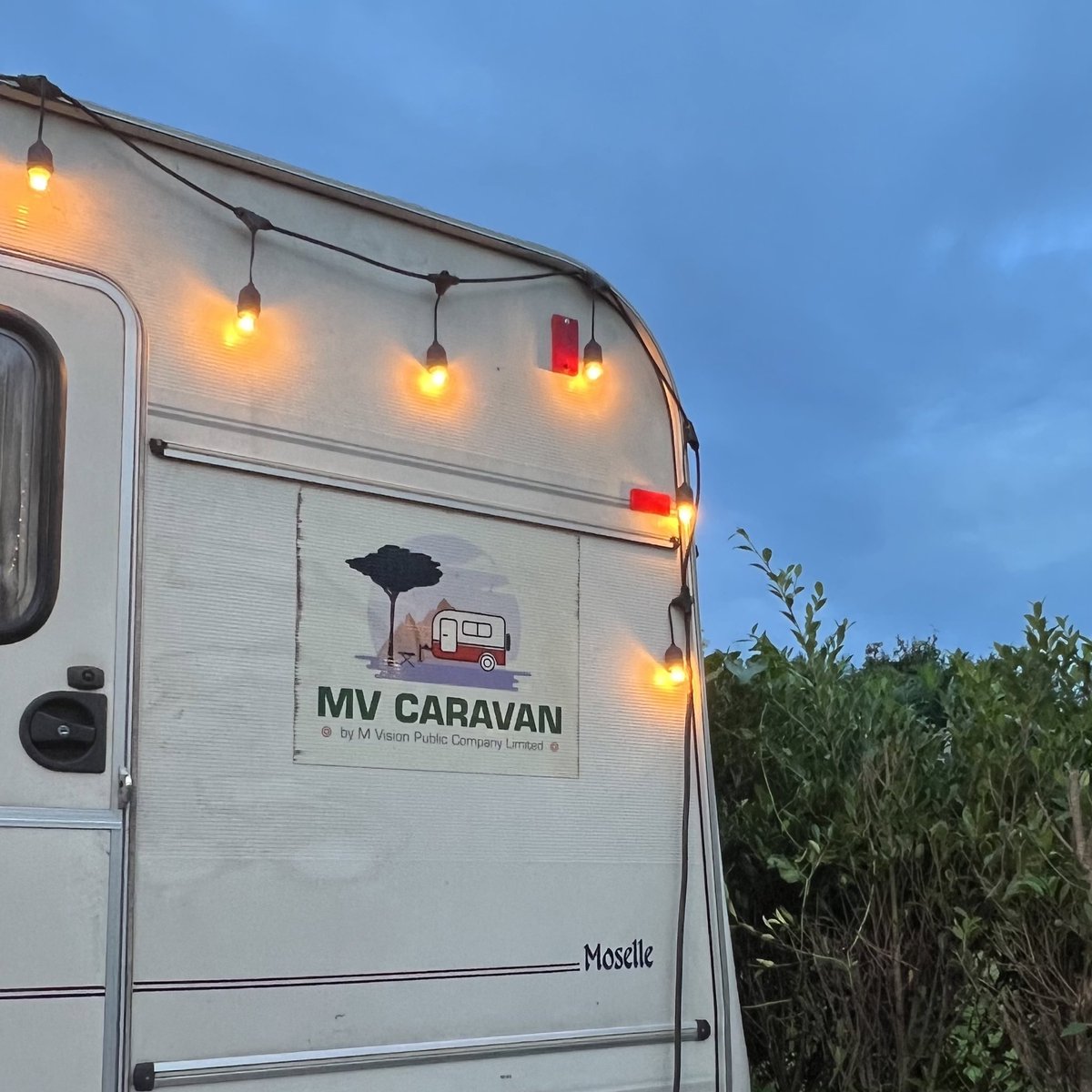 nchdaq's tweet photo. The campster kanchanaburi🏕️🚌 นอนรถบ้าน ชอบมาก บรรยากาสดีมู้ดดีแบบสุดๆ ตอนเช้า 22 - 24 องศาㅜㅡㅜ รถน่ารัก ห้องน้ำในตัว เป็นการมาพักที่พักจริงๆ ธรรมชาติฮิลใจ เดินเล่น พายเรือ ปั่นจักรยาน ตอนเย็นมีกองไฟ ดนตรีสด และมาร์ชแมลโล่🍢🥣💘 https://t.co/urXfbp4Or7