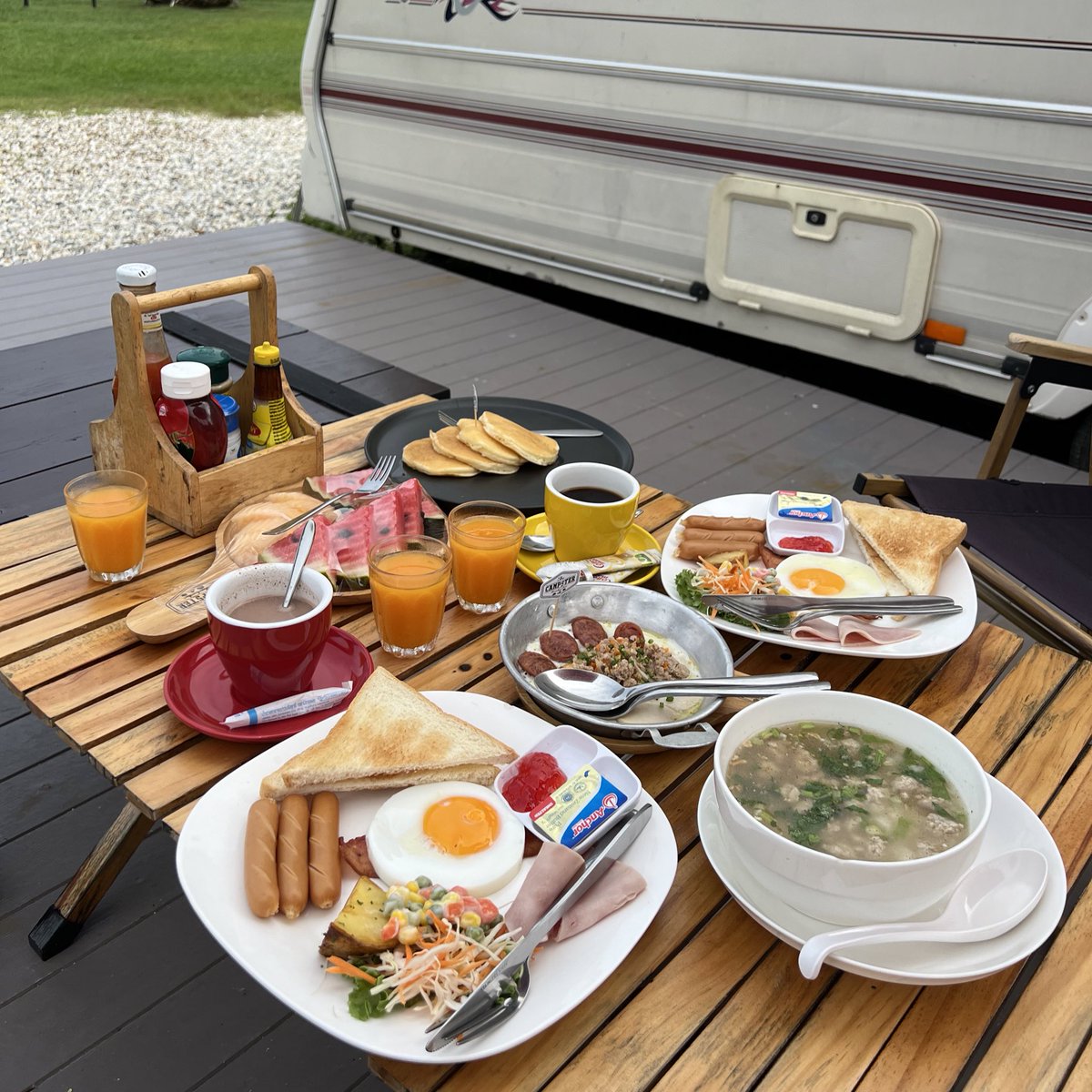 nchdaq's tweet photo. The campster kanchanaburi🏕️🚌 นอนรถบ้าน ชอบมาก บรรยากาสดีมู้ดดีแบบสุดๆ ตอนเช้า 22 - 24 องศาㅜㅡㅜ รถน่ารัก ห้องน้ำในตัว เป็นการมาพักที่พักจริงๆ ธรรมชาติฮิลใจ เดินเล่น พายเรือ ปั่นจักรยาน ตอนเย็นมีกองไฟ ดนตรีสด และมาร์ชแมลโล่🍢🥣💘 https://t.co/urXfbp4Or7