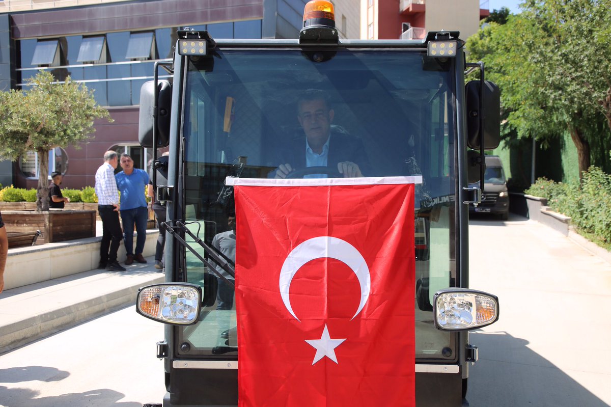 Mehmet_Yarka's tweet photo. Daha temiz ve zamanında hizmet için temizlik aracı filomuzu dahil ettiğimiz yeni süpürge aracı ile güçlendirdik. 
Şehrimize ve kıymetli hemşerilerimize hayırlı olsun. https://t.co/XVK1908tTy