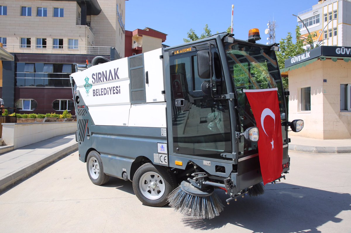 Mehmet_Yarka's tweet photo. Daha temiz ve zamanında hizmet için temizlik aracı filomuzu dahil ettiğimiz yeni süpürge aracı ile güçlendirdik. 
Şehrimize ve kıymetli hemşerilerimize hayırlı olsun. https://t.co/XVK1908tTy