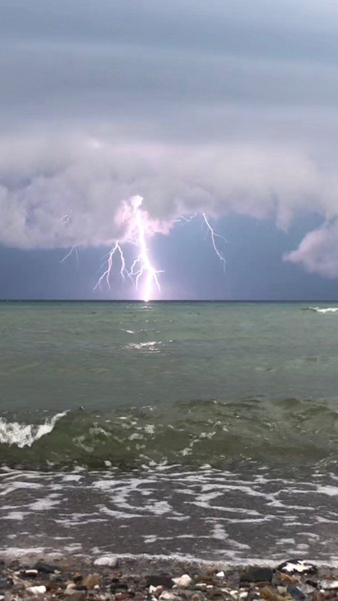 ctcfinearts's tweet photo. What an epic experience on a danish summer day 26celcius and heavy rain-Thunder and lightning. #Thunder #lightning #landscapephotography #landscapes #Filmmaking #NaturePhotograhpy https://t.co/aLRcR5AbLg