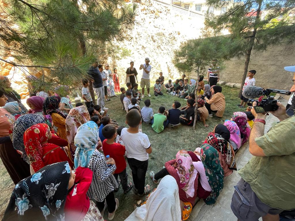 Projemizin ikinci gününde çocuklarımızla fotoğraf çekme ve resim boyama etkinliği yaptık. Boş vakitlerde ise oyunlar oynayarak kaynaşmayı sağladık. Çocuklar harika işler çıkardılar. Yakında muhteşem bir sanat sergisi bizi bekliyor!