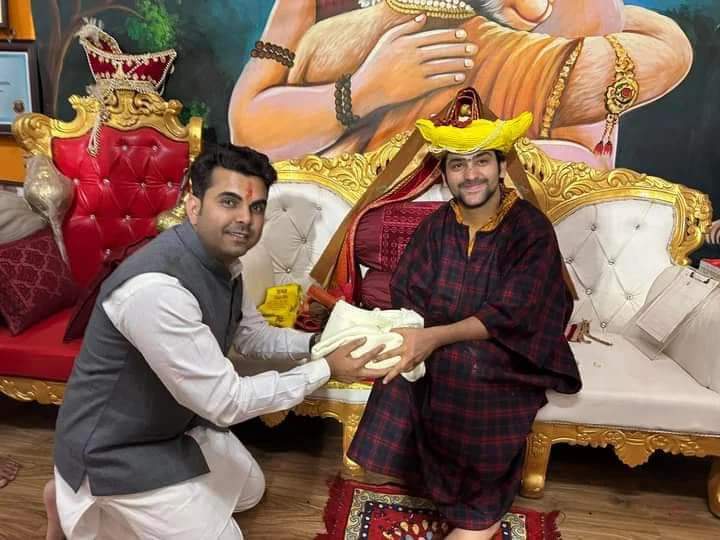 BHARGAVABHISHEK's tweet photo. पूज्य गुरुदेव को अवतरण दिवस की हार्दिक हार्दिक शुभकामनाएं।
भगवान बालाजी  सरकार की कृपा आप पर सदा बनी रहे और आपका आशीर्वाद सदैव हम सभी पर बना रहे।आप सदैव सनातन की इस अलख को जलाए रखे ।
आपके चरणों में कोटि कोटि प्रणाम

#बागेश्वर_धाम_सरकार
@bageshwardham
#bageshwardhamsarkar #dheerendrashastri