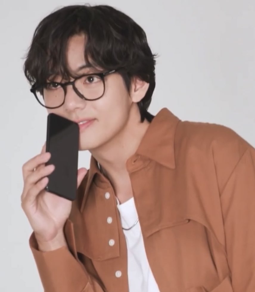 taeteluv_'s tweet photo. taehyung with glasses looks so boyfriend 

 https://t.co/KU4VRP1UmE