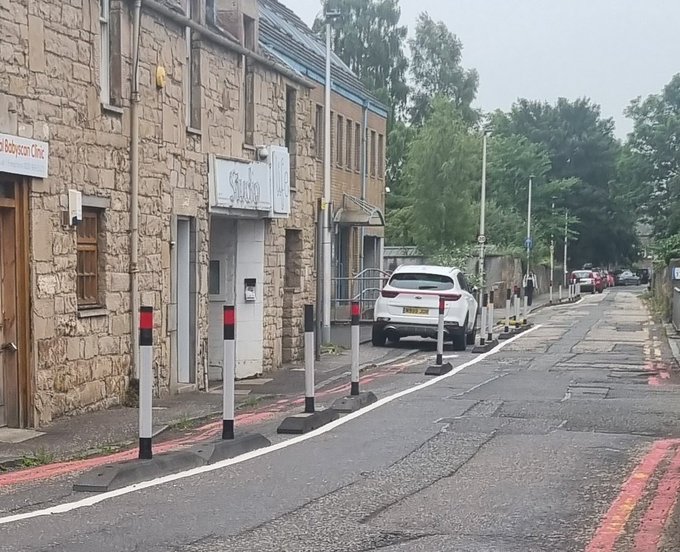 CitizenSnagging's tweet image. Kirk Loan EH12: "Double yellow lines. A pavement. Bollards. An actual car park less than 10 yards further up the road. Nothing stops some people" Contributed by a follower. @SWDMedia @gdcampaigns @yplac_ed @BlatantWatch @CorstorphineCC @LivingStreetsEd @MerseyRoads