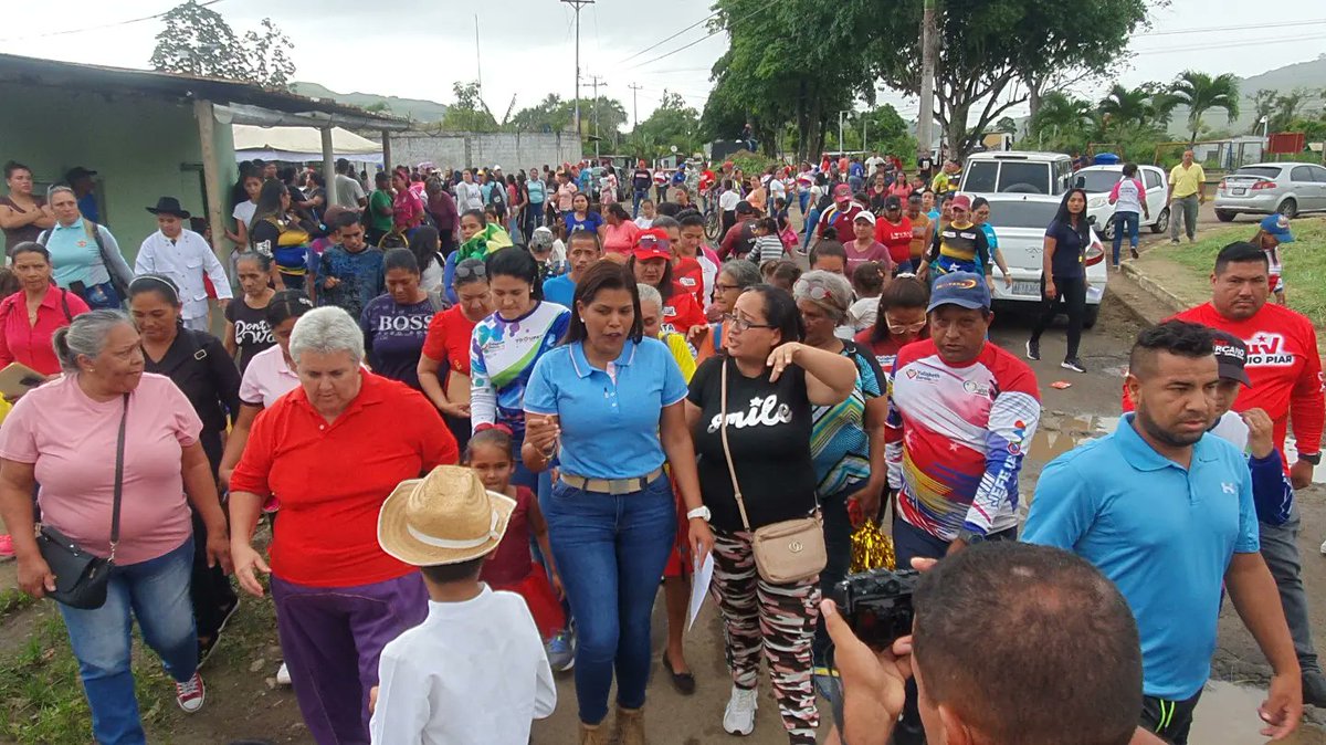 tatachavista's tweet photo. en nombre del gobierno bolivariano que lidera el Pdte. @NicolasMaduro y el gobernador @amarcanopsuv
Junto al equipo político de la comuna Cacique Yocoima nos desplegamos en una nueva Jornada de "Gobierno Popular de Eficiencia en la Calle" en la comunidad San Lorenzo https://t.co/lSg5X9ggMF