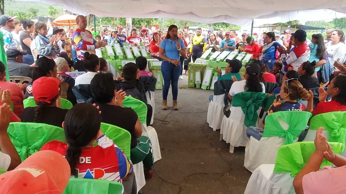 tatachavista's tweet photo. en nombre del gobierno bolivariano que lidera el Pdte. @NicolasMaduro y el gobernador @amarcanopsuv
Junto al equipo político de la comuna Cacique Yocoima nos desplegamos en una nueva Jornada de "Gobierno Popular de Eficiencia en la Calle" en la comunidad San Lorenzo https://t.co/lSg5X9ggMF