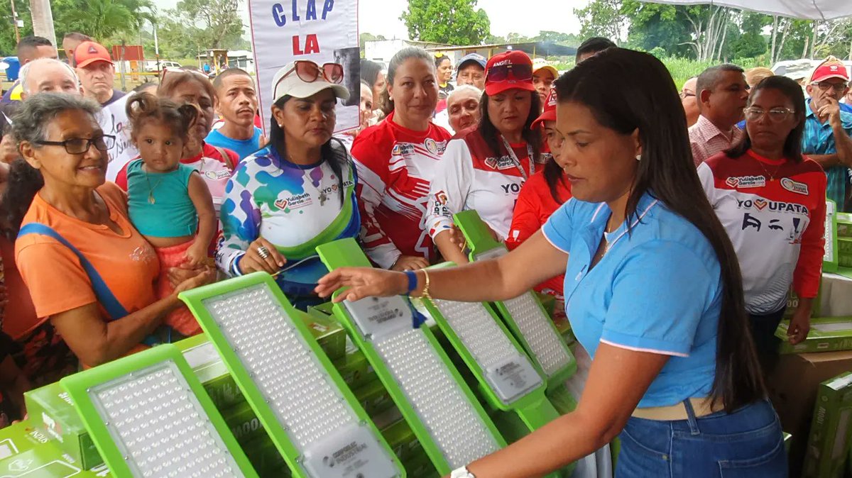 tatachavista's tweet photo. en nombre del gobierno bolivariano que lidera el Pdte. @NicolasMaduro y el gobernador @amarcanopsuv
Junto al equipo político de la comuna Cacique Yocoima nos desplegamos en una nueva Jornada de "Gobierno Popular de Eficiencia en la Calle" en la comunidad San Lorenzo https://t.co/lSg5X9ggMF