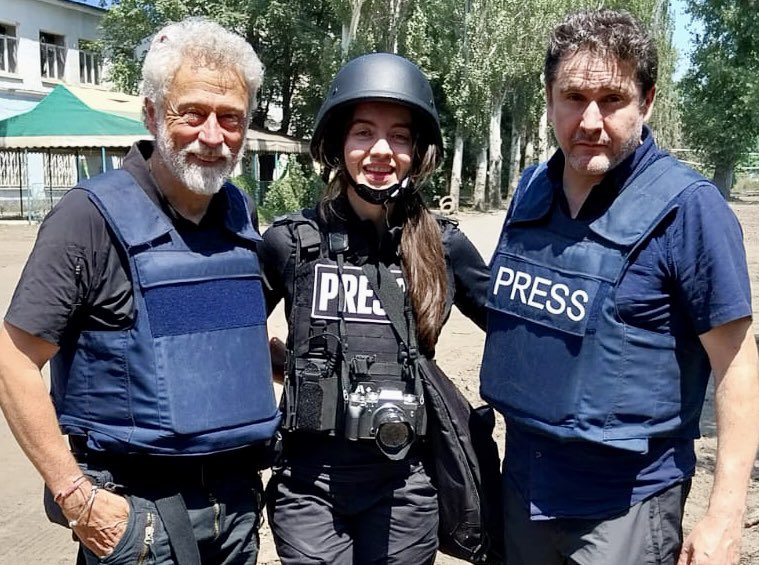 MDFzonacaliente's tweet photo. Hoy en el frente del este de Ucrania, en Chasiv Yard dirección Bakmut nos hemos encontrado los tres finalistas de este año del premio #CiriloRodriguez  @oscarmijallo @MariaSenovilla y hemos recordado a nuestro admirado amigo #AurelioMartin DEP premio de honor también de este año  ha sido un momento entrañable y una alegría encontramos también con @FranSevillaRne