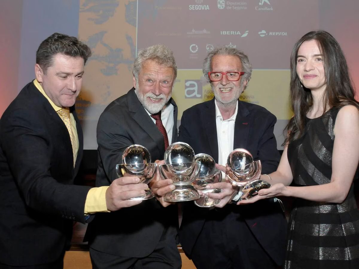 MDFzonacaliente's tweet photo. Hoy en el frente del este de Ucrania, en Chasiv Yard dirección Bakmut nos hemos encontrado los tres finalistas de este año del premio #CiriloRodriguez  @oscarmijallo @MariaSenovilla y hemos recordado a nuestro admirado amigo #AurelioMartin DEP premio de honor también de este año  ha sido un momento entrañable y una alegría encontramos también con @FranSevillaRne