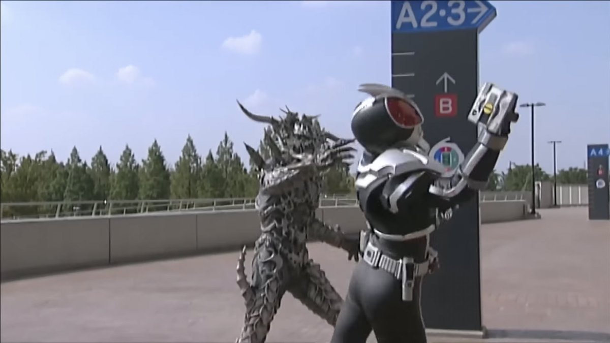 ドラゴンオルフェノク龍人態 パワー溢れる魔人態とは対象的なスピード