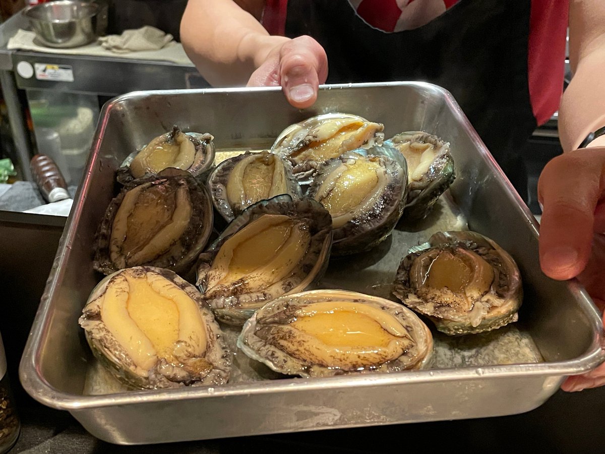 h_gashiyama's tweet photo. 世界一大好きな台湾料理店

千歳烏山の、天天厨房が最高すぎる…

殻付き生ウニを剥いて乗せた冷製ビーフン
アヒルを一羽丸ごと燻製して揚げたもの
アワビを生きたまま蒸して豆豉炒め

元板前の台湾人シェフだから作れる料理
このクオリティの料理17品で1万円…
控えめに言って…とんでもないでしょ？ https://t.co/WByW2LRT3K