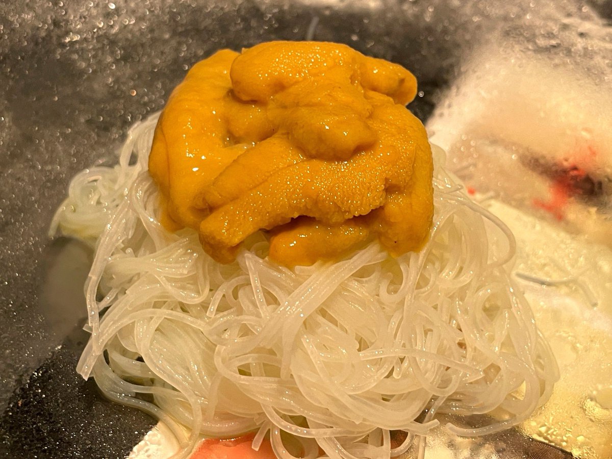 h_gashiyama's tweet photo. 世界一大好きな台湾料理店

千歳烏山の、天天厨房が最高すぎる…

殻付き生ウニを剥いて乗せた冷製ビーフン
アヒルを一羽丸ごと燻製して揚げたもの
アワビを生きたまま蒸して豆豉炒め

元板前の台湾人シェフだから作れる料理
このクオリティの料理17品で1万円…
控えめに言って…とんでもないでしょ？ https://t.co/WByW2LRT3K