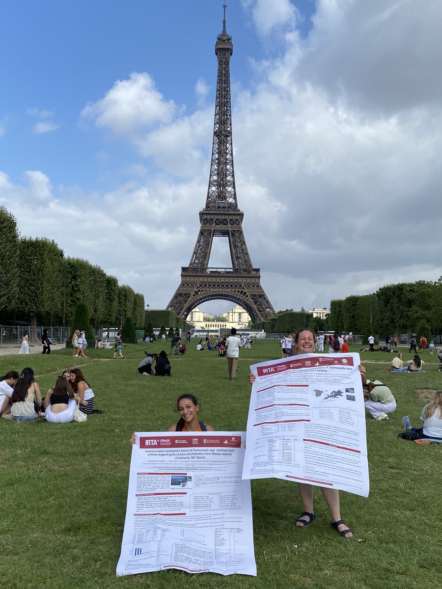 science_alice's tweet photo. And before going to the #ARAE congress, we went to present our posters about #AMR in #Campylobacter and #Salmonella to the Eiffel Tower😂 @irtacat  @CReSA_r https://t.co/gMJYhkGZzj