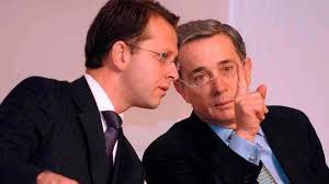 DavidPorrasP's tweet photo. Candidatos presidenciales del Uribismo y su financiación:

Andres Felipe Arias - Odebrecht y beneficiarios de Agro Ingreso Seguro.

Juan Manuel Santos - Odebrecht y beneficiarios de Agro Ingreso Seguro 

Óscar Iván Zuluaga - Odebrecht y beneficiarios de Agro Ingreso Seguro 

Iván Duque - Ñeñe Hernandez, Odebrecht y beneficiarios de Agro Ingreso Seguro

¡Pobrecito Uribe! #EsUnaTragedia tantos “traidores”. 

Pronto negará a su propio partido y hasta su misma presidencia.