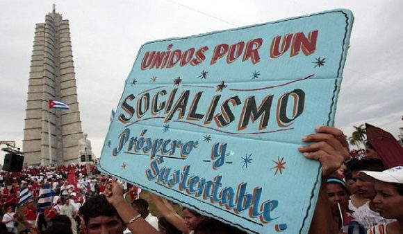 Vale la pena defender el socialismo porque es la respuesta a la necesidad de un mundo más justo, equitativo, equilibrado e inclusivo; es la posibilidad real de diseñar con inteligencia y sensibilidad un espacio donde caben todos.
#70Moncada #ConTodosLaVictoria <a href="/UJCdeCuba/">UJC de Cuba</a>
