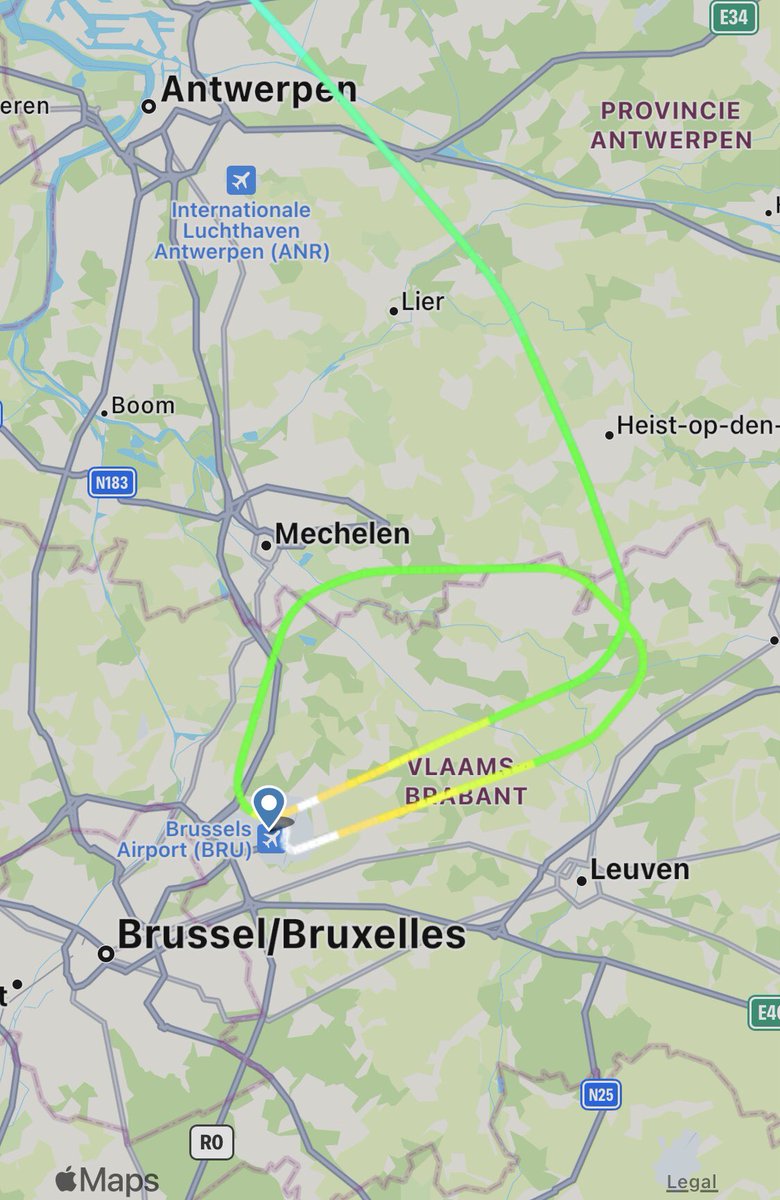 lukdewilde's tweet photo. Het is bij dergelijke ‘bijna-incidenten’ dat men beseft welke verantwoordelijkheid die 2 piloten bij élke vlucht dragen. 👏

Elke dag opnieuw. 

En zo blijft vliegen het veiligste vervoermiddel.

Zie hieronder de ‘Go around’ van SN2624 van @FlyingBrussels boven @BrusselsAirport https://t.co/9gtScuAwgm