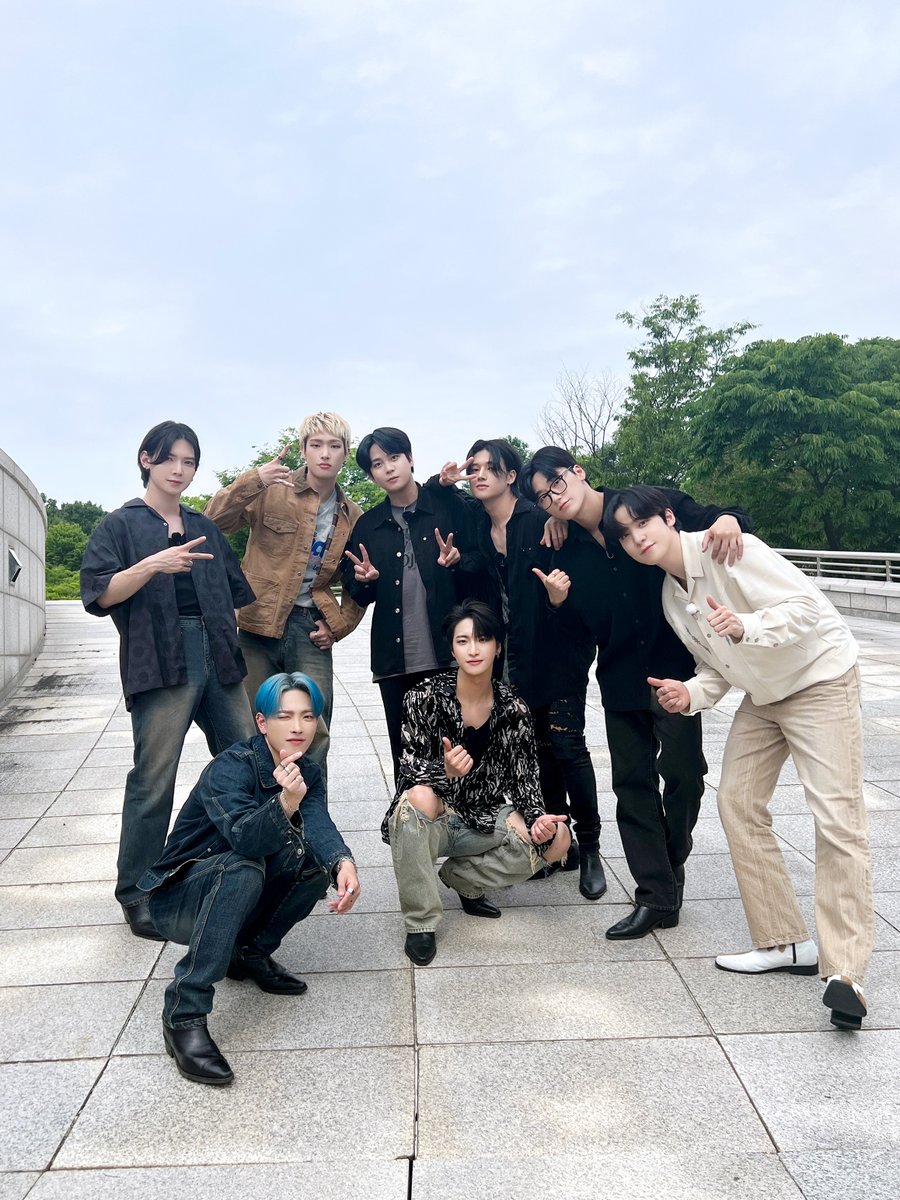 [📷] KBS Kpop '돌박이일' Behind Photo
⠀
찐 K-매운맛🔥을
볼 수 있었던 돌박이일
티니들의 함박웃음 지켜주는 티즈 예능감🤣
⠀
#돌박이일 #ATEEZ #에이티즈