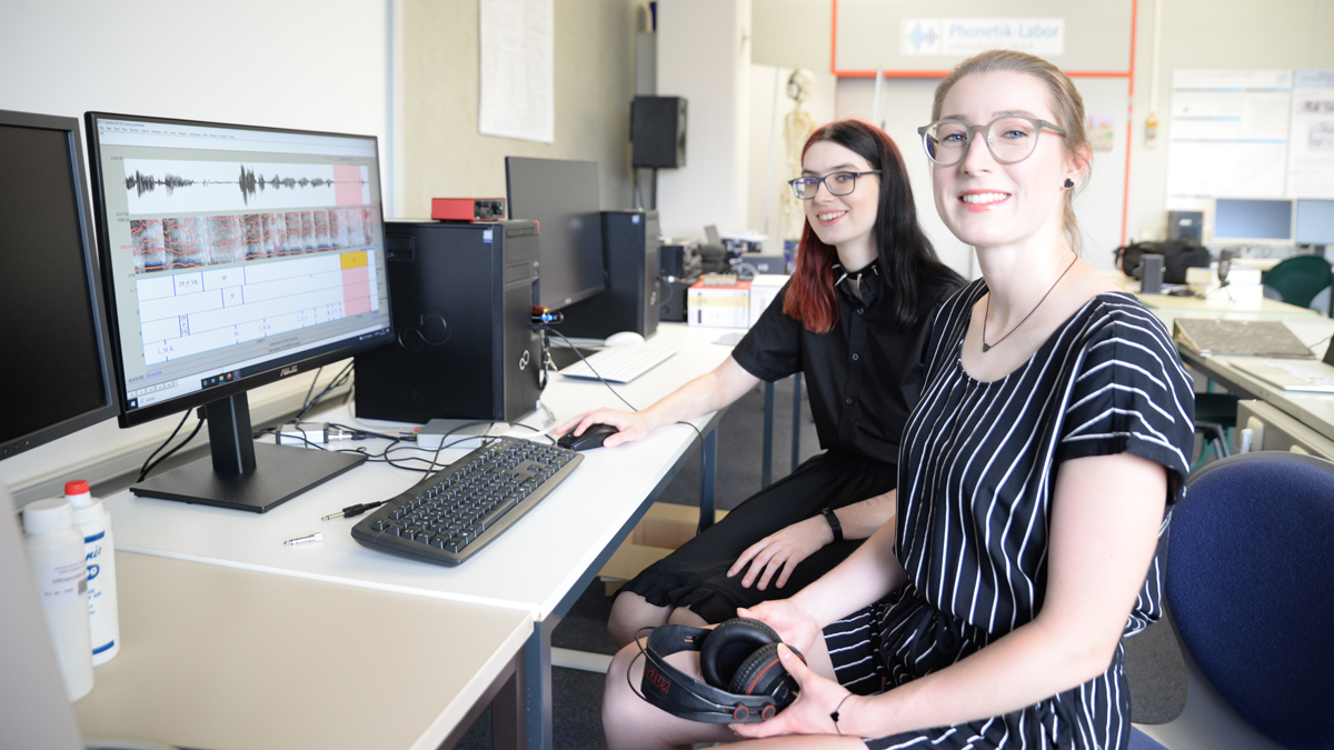 Äh, ähm, tja, naja oder mh?💬 In einer #Studie haben #Phonetikerinnen der #UniTrier festgestellt, dass sprachliche Verzögerungen von Person zu Person unterschiedlich sind, sogar individuell!🧐 ➡️ Wie diese Erkenntnis in Gerichtssälen genutzt werden könnte: uni-trier.de/universitaet/n…