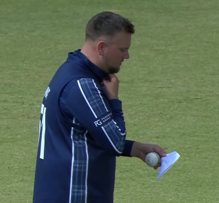 Cricketracker's tweet photo. Mark Watt's paper is back 😂
📸: Disney+Hotstar
#MarkWatt #Scotland https://t.co/keFt0Zwa8F