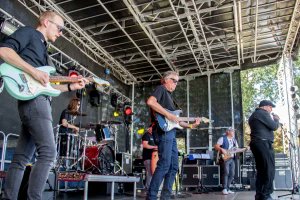 Geniet deze zaterdag van het heerlijke zomerweer op Boet'n Pop in Rolde! Met o.a. The Clarks, Bouke &amp; Elvis Matters Band en Straight on Stage. assen.uitloper.nu/regio-assen/bo…
#rolde #festival #zomer #drenthe #boetnpop #uitloper