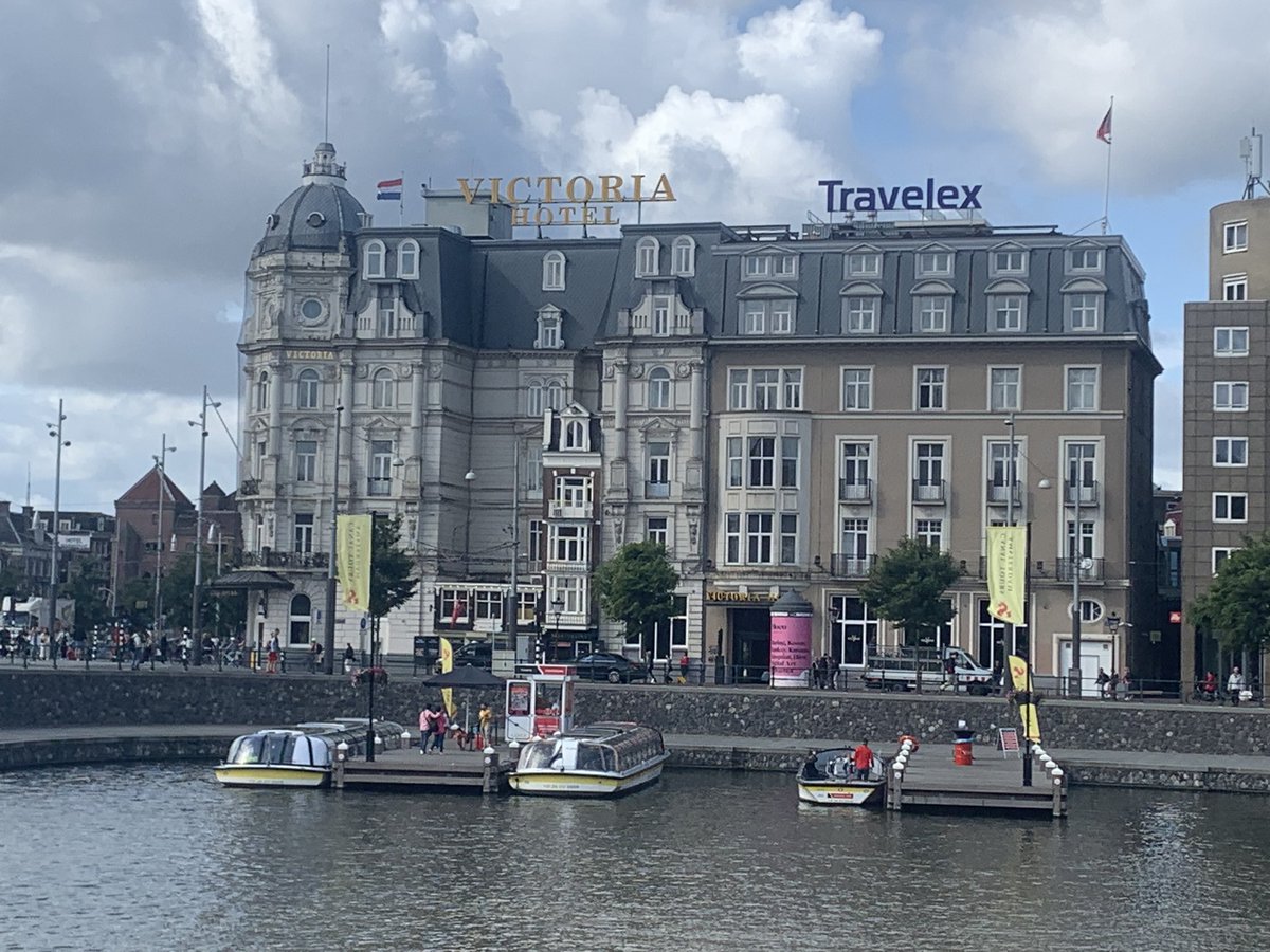 Talk about someone that didn’t want to sell out. In 1602 a couple residents after being offered a good sum of money refused in hopes for a bigger price. And the builder on a tight time frame said screw it, and build around them. See if you can spot the still privately own house.