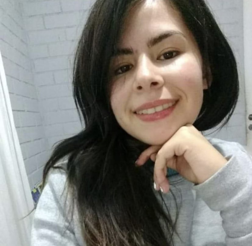 dulcedolor22's tweet photo. Así está vestida Aline San Martín Espinoza
Perdida hace 2 semanas desde Lampa Santiago 
Salió a comprar con la tarjeta de su madre y no volvió!
No se llevó nada,ni ropa,documentos,celular!
 VISTE Poleron polar gris bien claro largo 3/4 con capucha ,jeans azul,zapatillas blancas https://t.co/Ym2cK6Mc4i