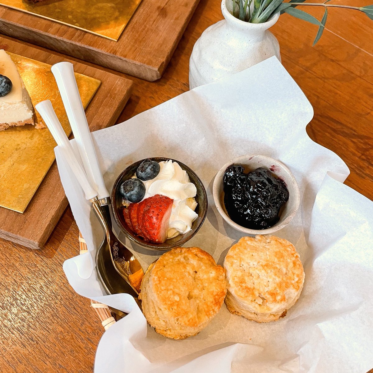 freelancecho's tweet photo. คาเฟ่อบอุ่นฟีลเหมือนอยู่ญี่ปุ่น (un)Fashion District s39 สุขุมวิท 39 สโคนอร่อยมากกกก อันนี้แนะนำเลย ที่ร้านยังขายของวินเทจด้วยนะ ใครอยากนั่งชิลๆ ฟีลเหมือนอยู่โตเกียวต้องมา 

#cafe #อร่อยบอกต่อ #อร่อยไปแดก @aroii https://t.co/hss1e36Yyr