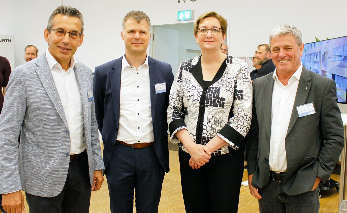 Mit der #Holzbauinitiative fördern #BMWSB und @bmel #Holz als nachhaltigen Baustoff. „Um Klimaschutz, Ressourcenschonung und Gebäudebedarf zusammenzubringen, müssen erneuerbare Rohstoffe stärker berücksichtigt werden“, betonte <a href="/klara_geywitz/">Klara Geywitz</a> heute beim Deutschen Holzbau Kongress.