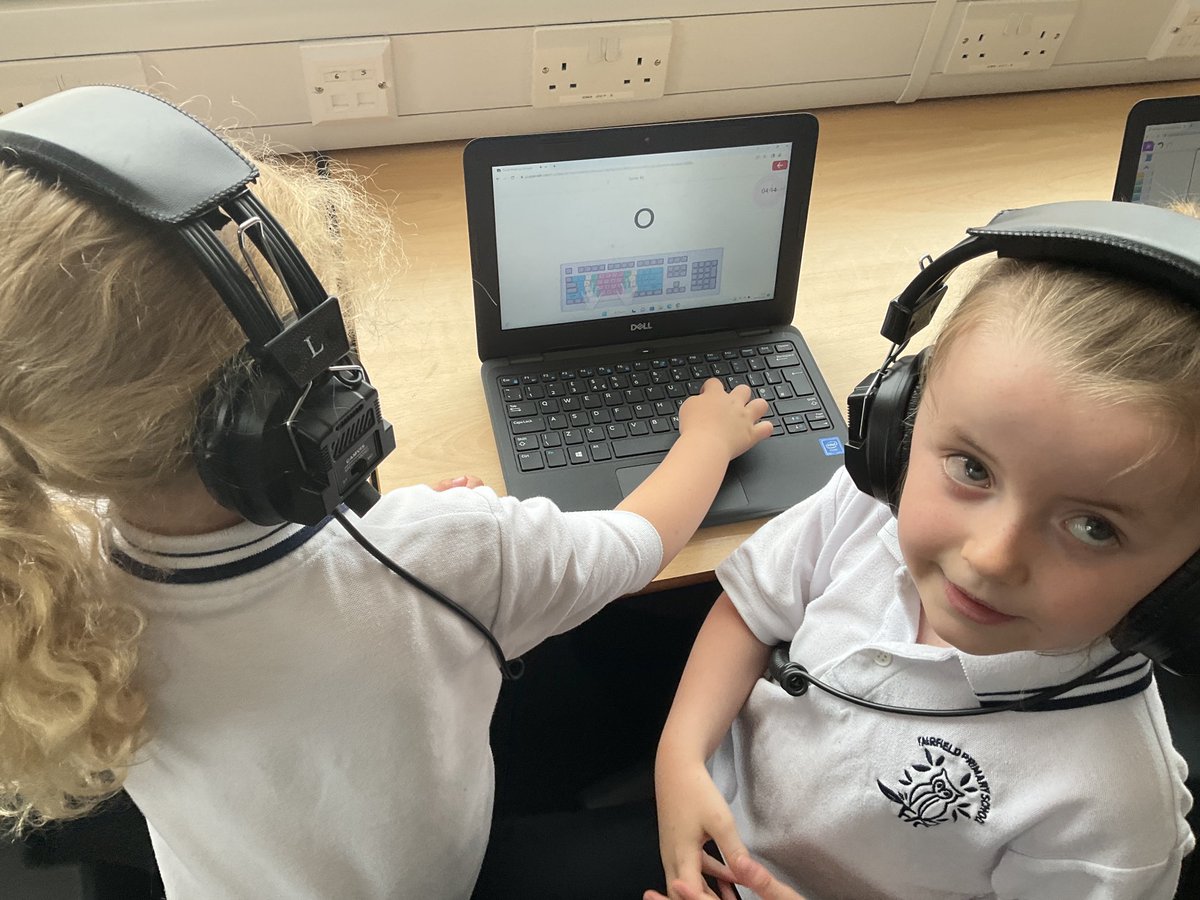 FPS_Computing's tweet image. Reception have also been learning how to type the vowels using a keyboard. They had to match the lower case letter on the screen with an upper case letter on the keyboard.⌨️💻