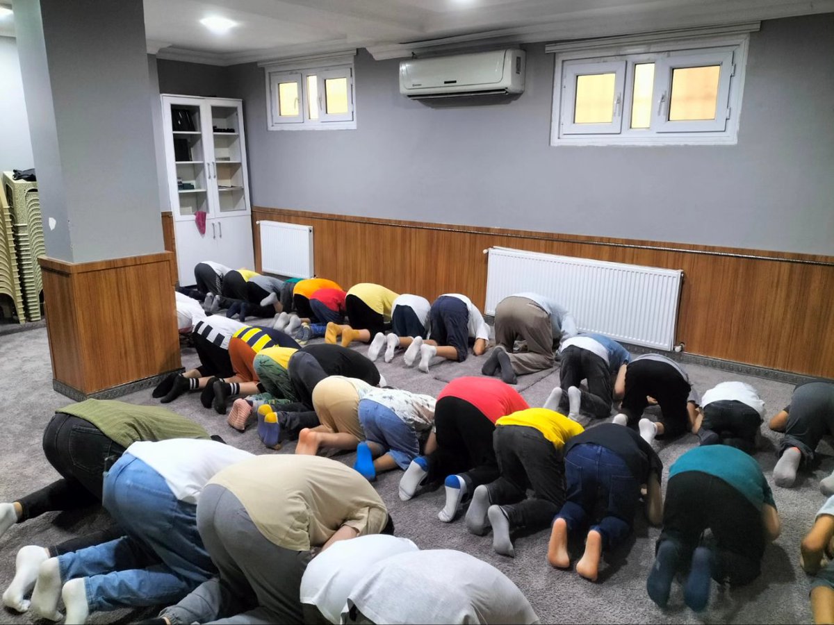 pusulagk's tweet photo. Namaz kılan bir gençlik...

Unutulmayacak hatıralar biriktirmeye devam ediyoruz...

#birharfinhatrına #yazkursu 
#eğlenereköğreniyoruz https://t.co/V0uBzOEgoG