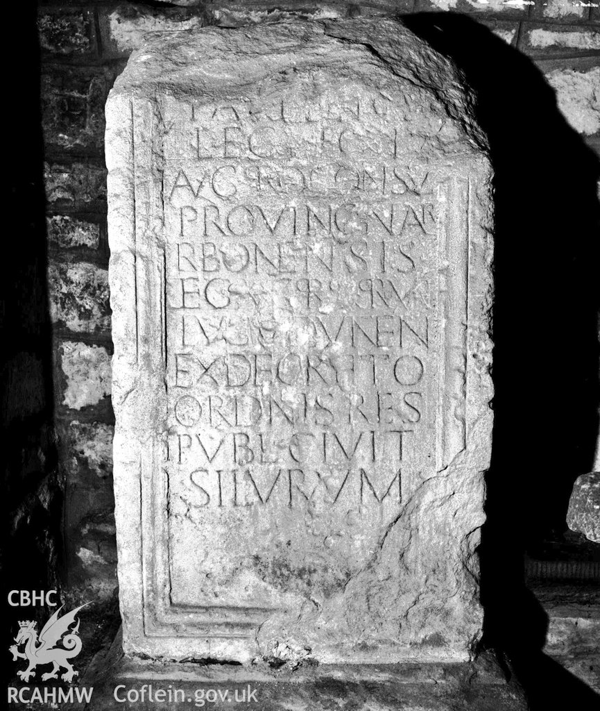 HawkeJon's tweet photo. #EpigraphyTuesday
Dedicated to Ti Claudius Paulinus, the legate of the 2nd Augustan Legion. Dating from about AD 220, it tells us that the monument was commissioned ex decreto ordinis respubl(ica) civit(atis) Silunum (by decree of the ordo of the polity of the #Silures). 😍 https://t.co/tSx9iVS81w