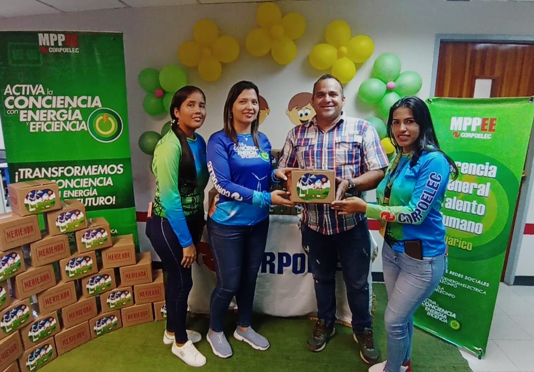 CorpoelecInfo's tweet image. ⚡ 𝔾𝕦𝕒́𝕣𝕚𝕔𝕠

Como parte del Plan Nacional de Atención que promueve el crecimiento saludable de los niños y niñas, #Asoelec entregó 530 Kits de Meriendas para los hijos de la fuerza trabajadora del sector eléctrico en el estado Guárico.

#PuebloConscienteYMovilizado