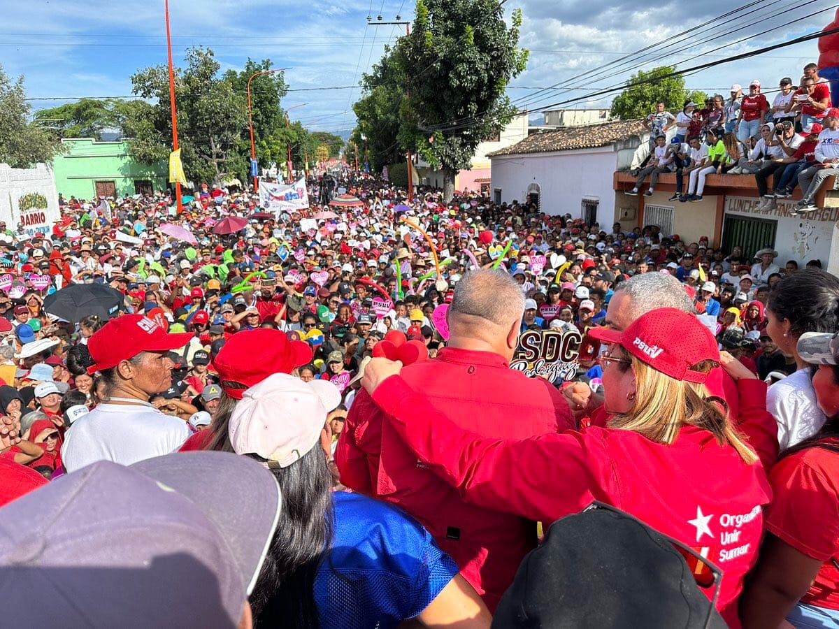 NicolasMaduro's tweet photo. ¡El que tenga ojos que vea! Las fuerzas revolucionarias están desplegadas en todo el territorio nacional, movilizadas en conciencia y en defensa firme de la Paz, denunciando las sanciones y enarbolando el derecho a construir su propio camino. ¡Pueblo consciente, organizado y movilizado permanentemente!
