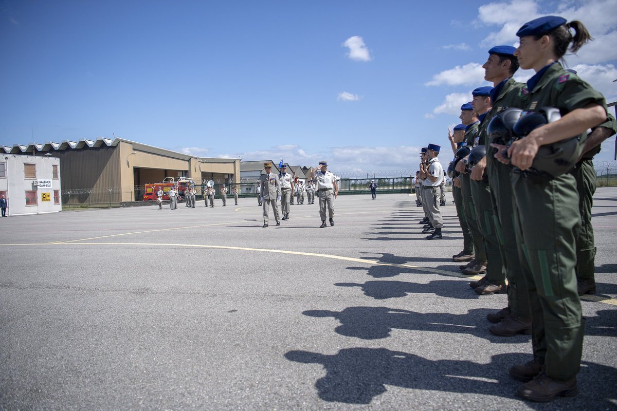 COM_ALAT's tweet photo. Au cĂŽtĂ© du directeur de la #STAT pour la passation de commandement du #GAMSTAT entre le colonel CarriĂšre et le colonel Tourneret. Cette unitĂ© au personnel passionnĂ© et hautement qualifiĂ© est indispensable pour prĂ©parer les futures capacitĂ©s de lâ#ALAT. https://t.co/Q40cjLaveR
