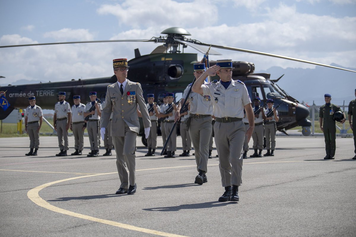 COM_ALAT's tweet photo. Au cĂŽtĂ© du directeur de la #STAT pour la passation de commandement du #GAMSTAT entre le colonel CarriĂšre et le colonel Tourneret. Cette unitĂ© au personnel passionnĂ© et hautement qualifiĂ© est indispensable pour prĂ©parer les futures capacitĂ©s de lâ#ALAT. https://t.co/Q40cjLaveR