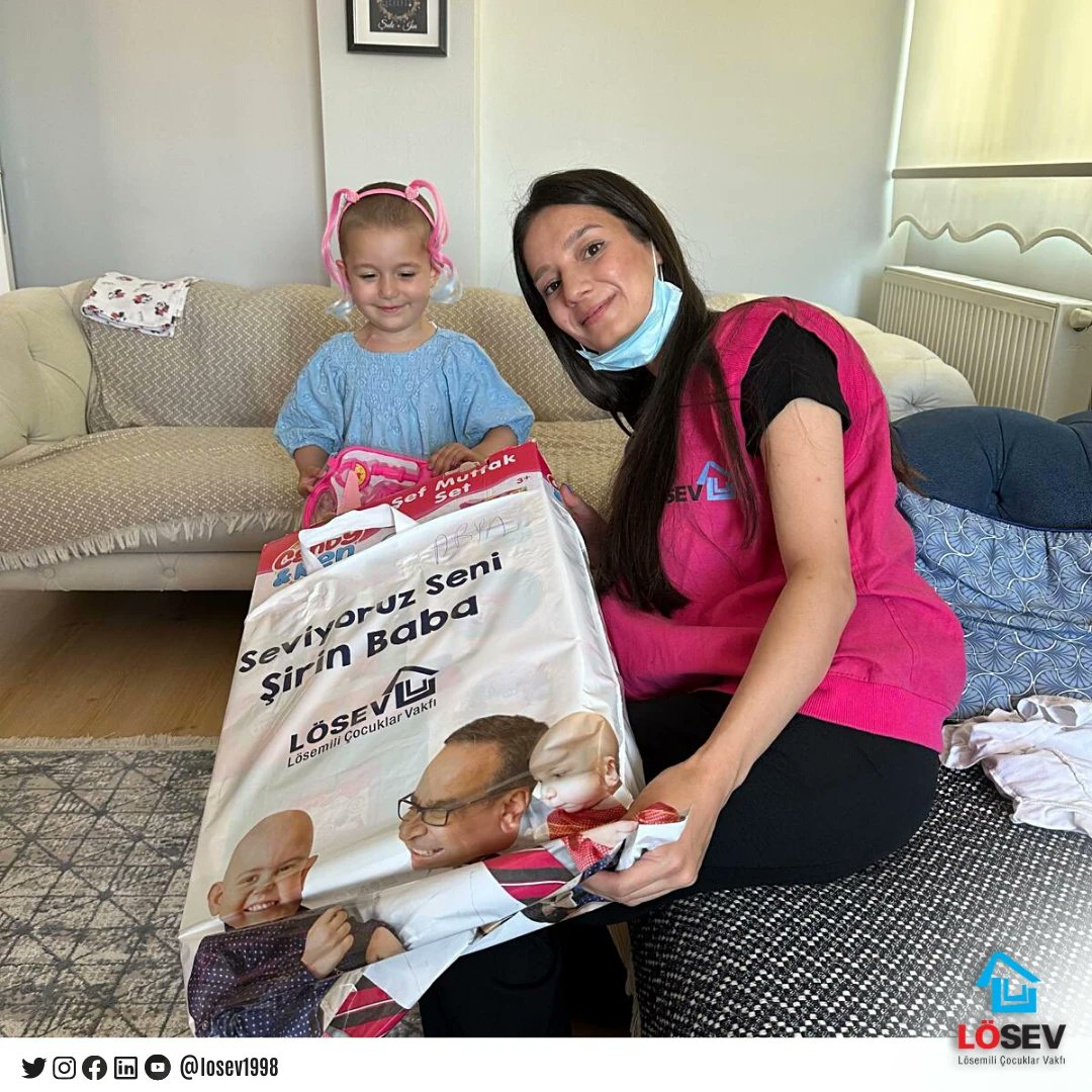 Lösemili minik Defne'nin tedavisi iyiye gidiyormuş. Biz de hiç beklemediği bir anda sürpriz hediyesini iletmek için ziyarete gittik. Mutlulukla paketimizi açıp oyun oynamaya koyuldu🤭
"Teşekkürler LÖSEV ailesi, teşekkürler Şirin Baba" diyor🧸 <a href="/ustunezer/">Dr. Üstün EZER</a>