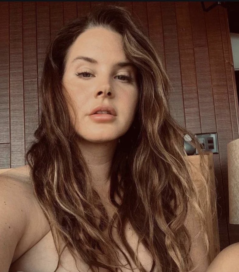 caffeucciosoc's tweet photo. La gaffe di Giulia De Lellis al concerto di Lana Del Rey diventa virale. https://t.co/QgG1lT5JIx
