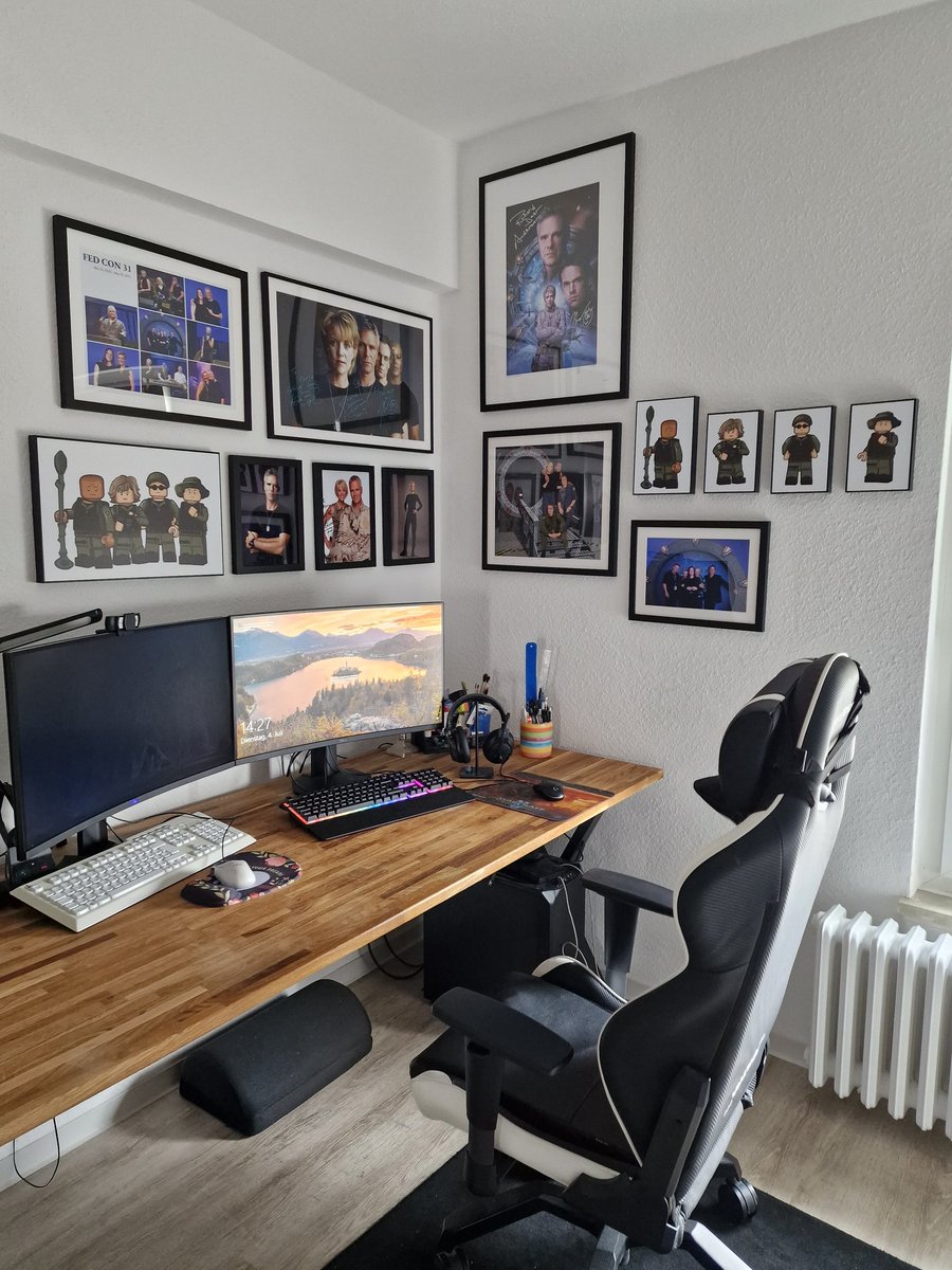 kat_laharah's tweet image. Today I received the frames for my #fedcon autograps and pictures of and with #amandatapping, #richarddeananderson and #michaelshanks. 😊❤️ I love working from home. 😇 #Stargate