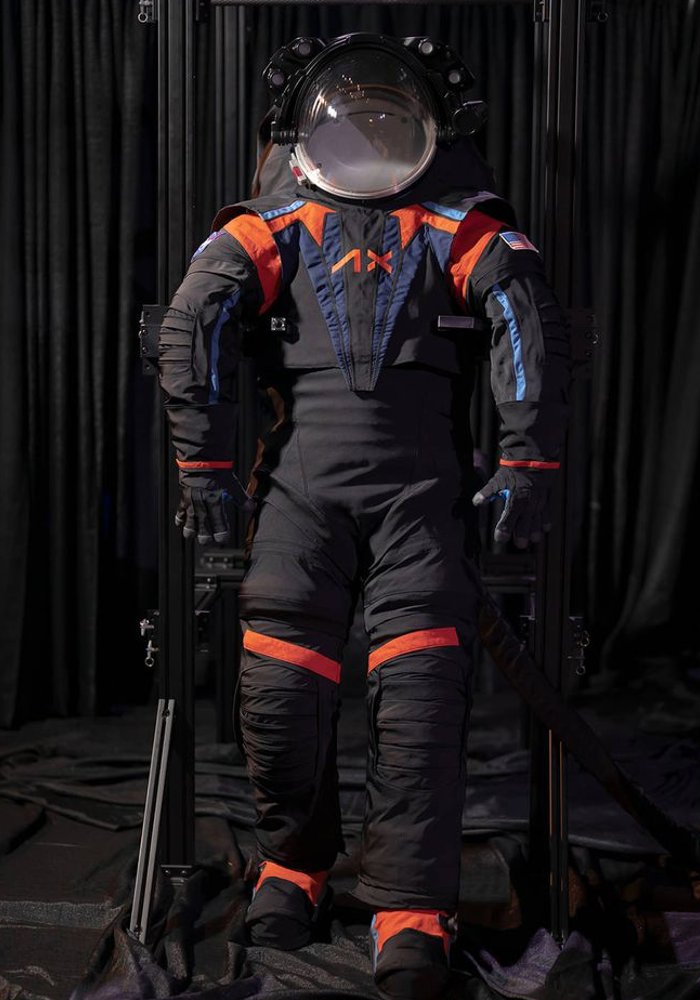 latestinspace's tweet photo. This is what astronauts will wear on the Moon in 2025 https://t.co/DQJ7TiZ0t7