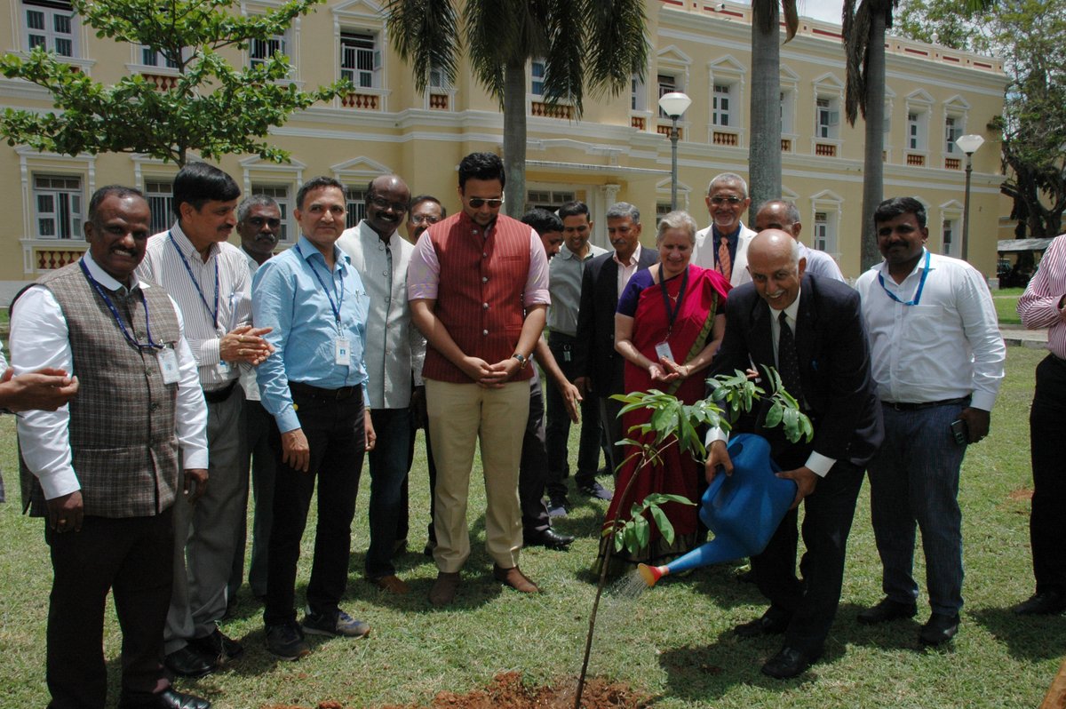 csircftri's tweet photo. Glimpses of Day-1 of #OneWeekOneLab of @csircftri.
@DrJitendraSingh
@DrNKalaiselvi
@AshokDalwai
@PIBBengaluru
@PIB_India
#CSIR_OneWeekOneLab
#celebratingfoodresearch
#OWOL https://t.co/YZ87WuM9Up
