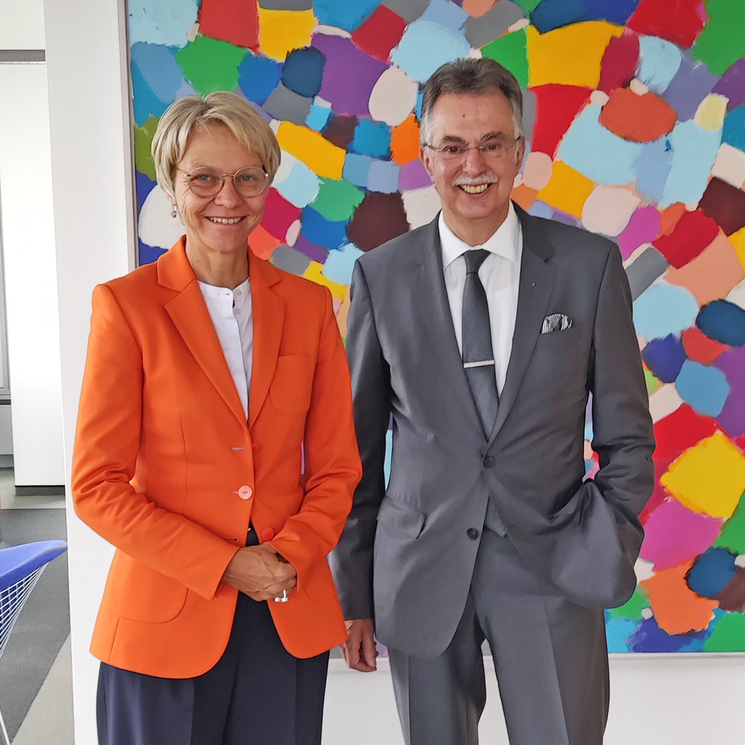 Die Stärkung der baukulturellen #Bildung stand gestern im Mittelpunkt eines Austausches zwischen AKNW-Präsident Ernst Uhing und NRW-Schulministerin Dorothee Feller (<a href="/BildungslandNRW/">Bildungsland.NRW</a>). Das Thema #Baukultur solle noch stärker an #Schulen thematisiert werden: aknw.de/aktuelles/news…