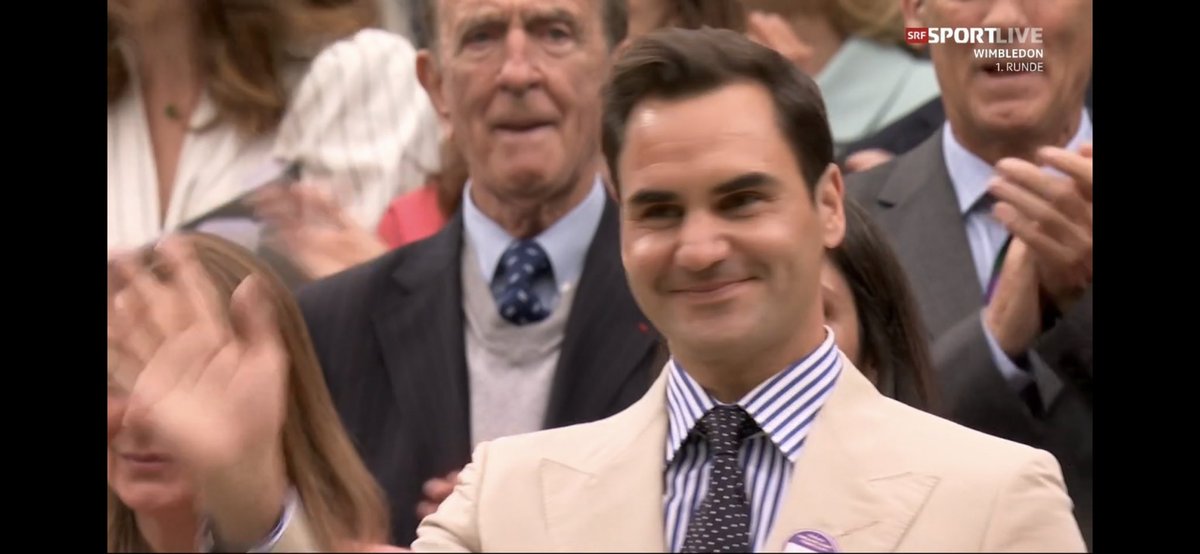 camerlengo73_2's tweet photo. Kate needed to ask Roger to have a seat… otherwise they‘d still clapping tomorrow … https://t.co/itPfqld7P4