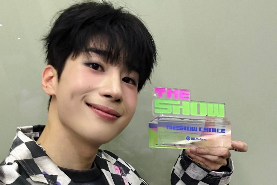soompi's tweet photo. WATCH: VICTON's #HanSeungWoo Takes 1st-Ever Solo Win On "The Show" With "Dive Into" #HanSeungWoo1stWin 
https://t.co/IdbzL0waDH https://t.co/ttHupnx7KV