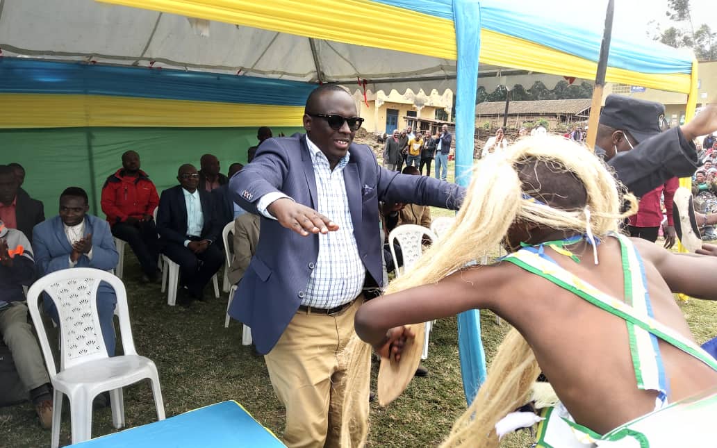 Kabatwa_sector's tweet photo. #kwibohora29 #kabatwa hatashywe ibikorwa by'iterambere bitandukanye birimo Umuhanda Vuga-Kiramira-Gaharawe, Ibiro by'utugari twa; #Batiko na #Rugarama hari Es @NyabihuDistrict Bwana @MeCyprien @muanto22 @Georget1Kampire https://t.co/5xg6qoX0uS